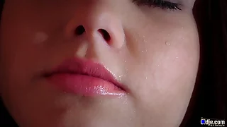 令人惊叹的美丽女孩在桑拿房里和一位老男人做爱