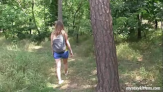 小胸少女贝拉户外自慰