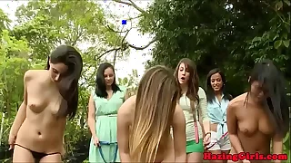 亚洲宝贝在户外吃