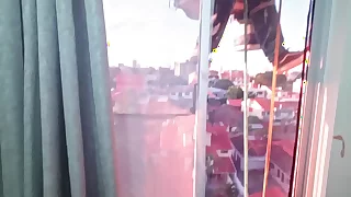 我正插着继女的屁股，突然一个窗户清洁工出现，撞见我们在做爱。她很紧张，但后来又兴奋起来，我们继续做爱。随意的偷窥瞬间。继父拉开窗帘，好让清洁工看到他们做爱的样子。